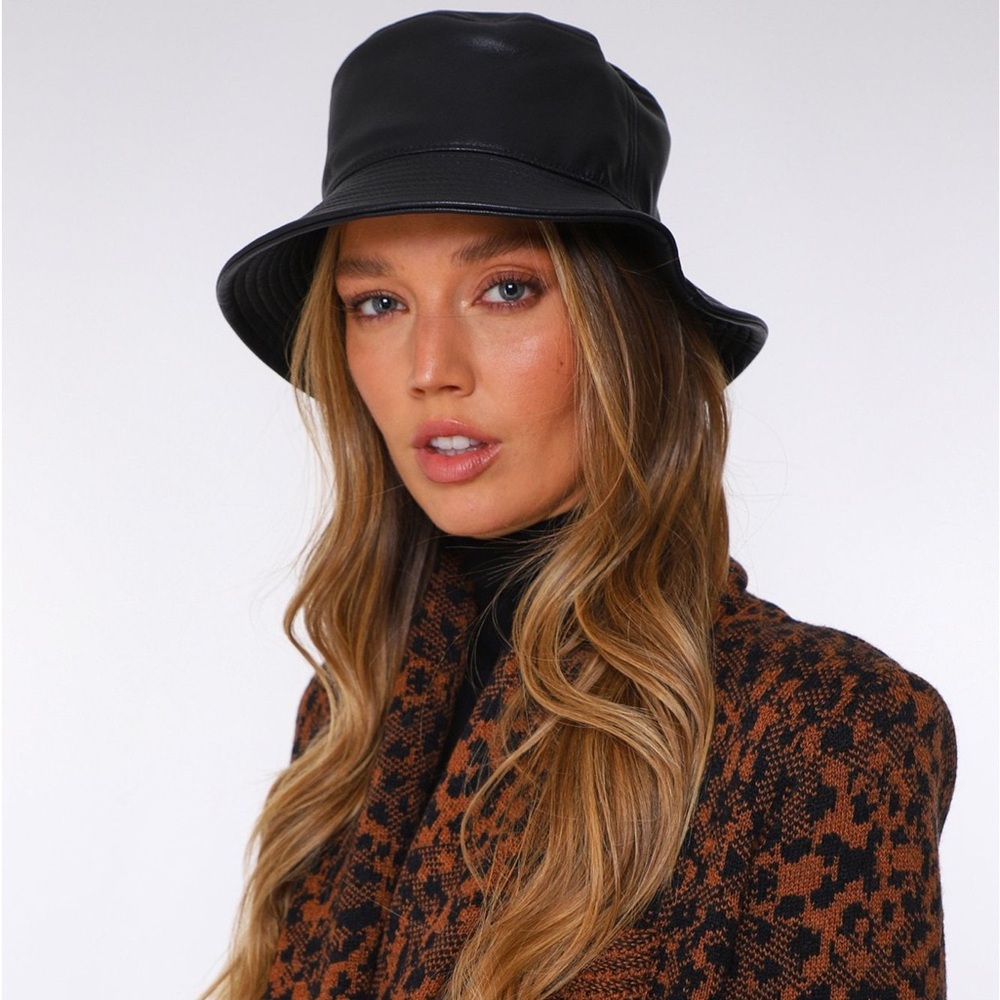 Stand Studio Vida Bucket Hat